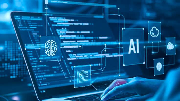 AIのホログラムとコード画面が浮かぶノートパソコンで入力する手