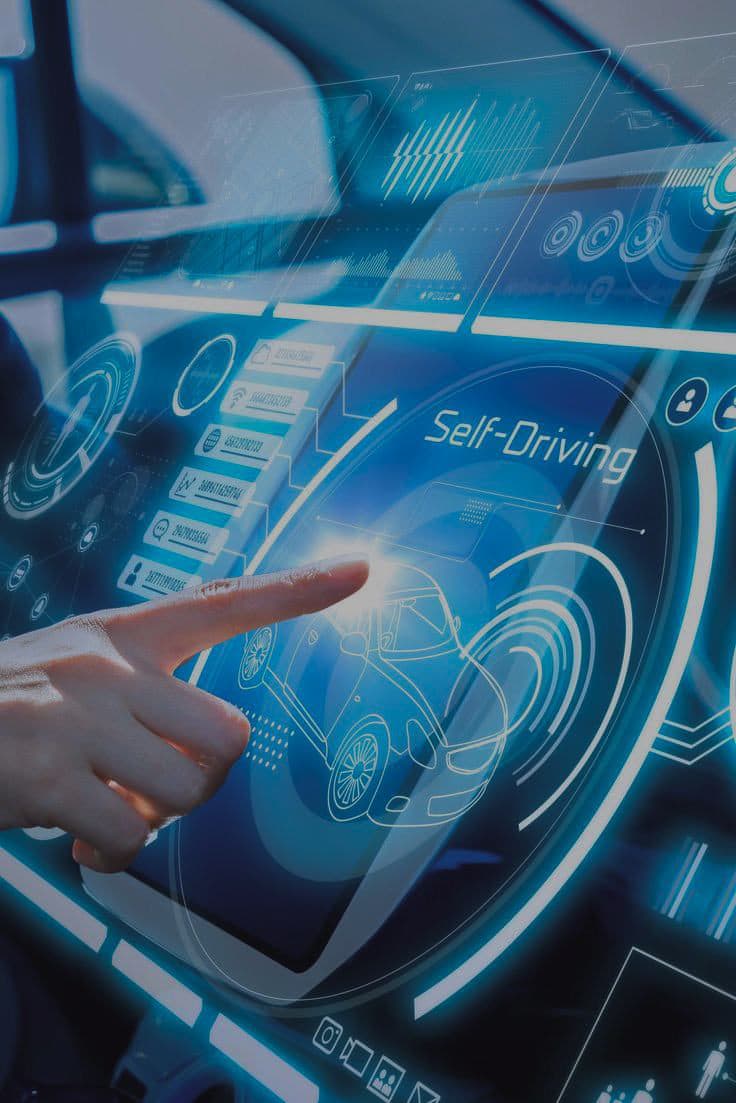自動運転車のダッシュボード画面に触れる指